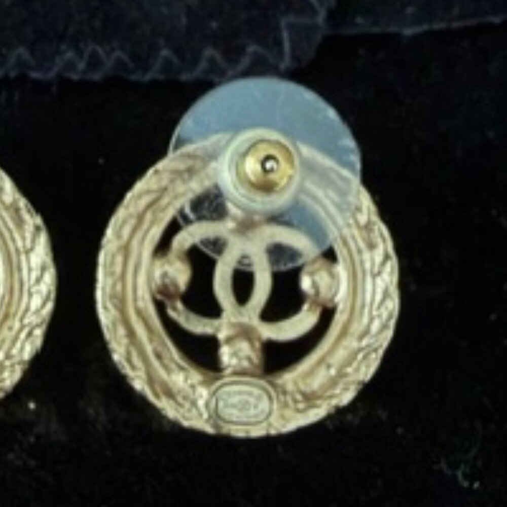 ✨ Chanel 2018 CC Gold-Tone Pearl Button Pierced Earrings A18V | Box - Picture 8 of 10